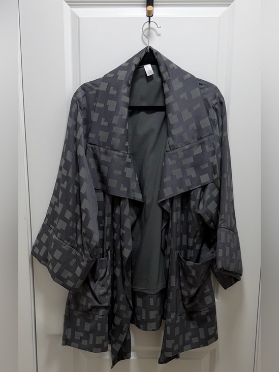 MarlaWynne Jackets & Blazers - MarlaWynne Gray Geometric Draped Open-Front Jacket